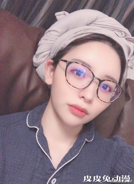 日本性感靓模变身职业赛车手 对汽车疯狂迷恋