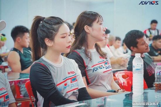 日本性感靓模变身职业赛车手 对汽车疯狂迷恋