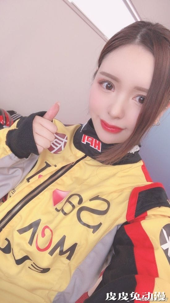 日本性感靓模变身职业赛车手 对汽车疯狂迷恋