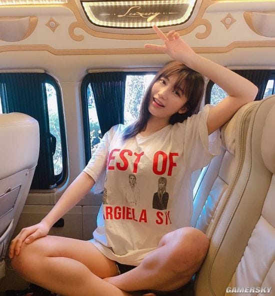 轻熟魅力的超强body 发育过好的写真偶像小仓优香