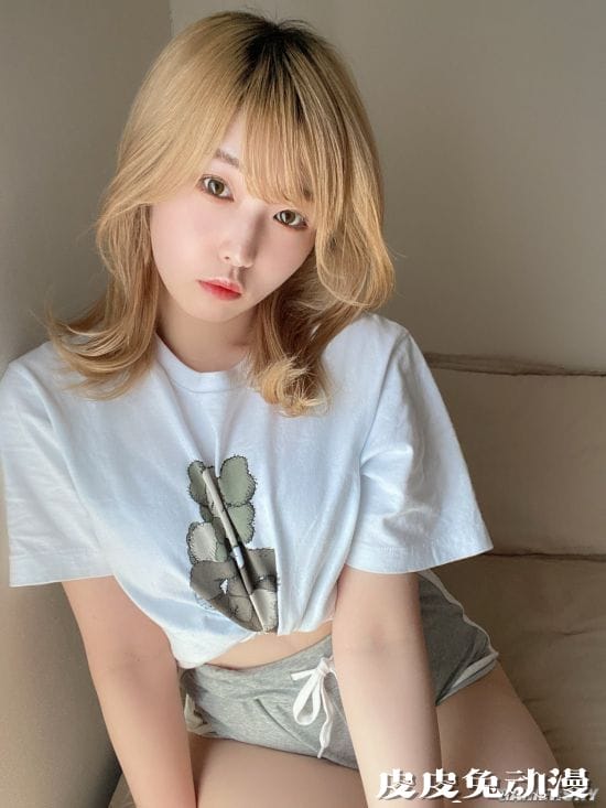 控制不住的视线聚焦 日本素人女主播竟是游戏宅