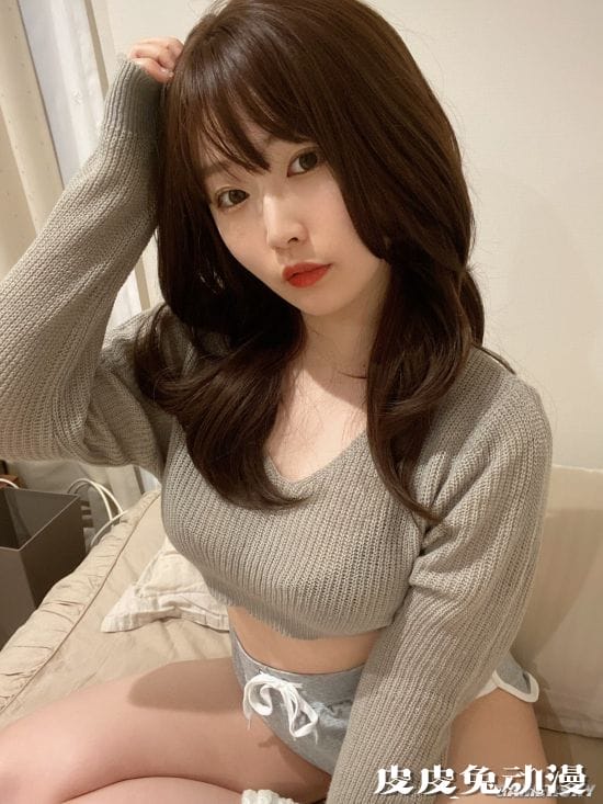 控制不住的视线聚焦 日本素人女主播竟是游戏宅