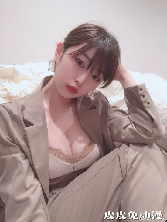 控制不住的视线聚焦 日本素人女主播竟是游戏宅