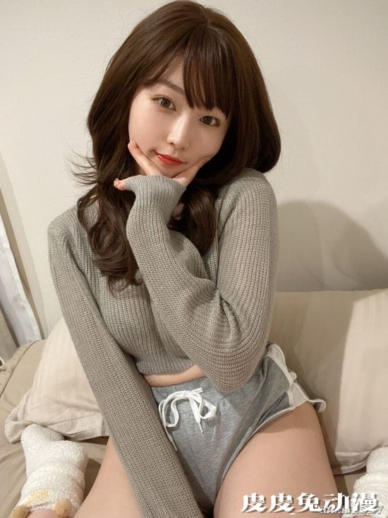 控制不住的视线聚焦 日本素人女主播竟是游戏宅