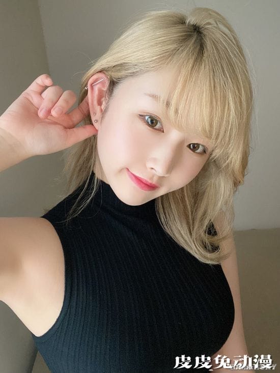 控制不住的视线聚焦 日本素人女主播竟是游戏宅