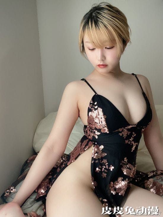 控制不住的视线聚焦 日本素人女主播竟是游戏宅