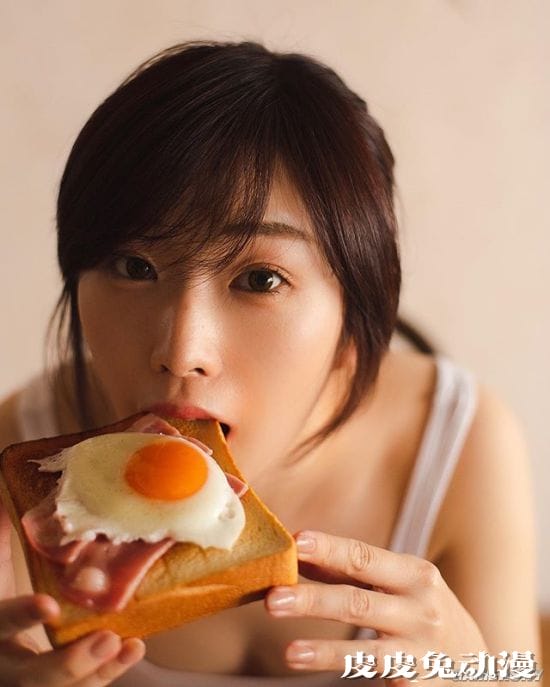 控制不住的视线聚焦 日本素人女主播竟是游戏宅