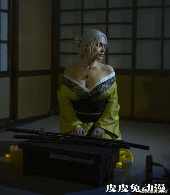 俄妹COS《巫师》和服希里 性感的深V女武士