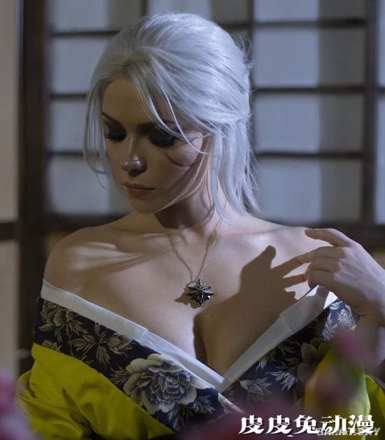 俄妹COS《巫师》和服希里 性感的深V女武士