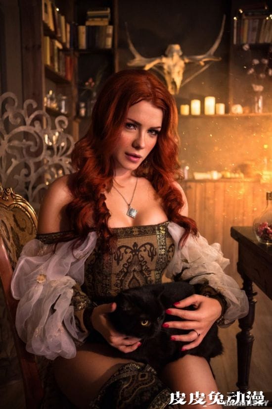 俄妹COS《巫师》和服希里 性感的深V女武士