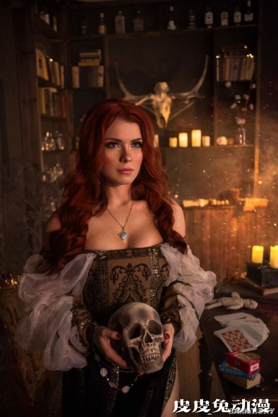 俄妹COS《巫师》和服希里 性感的深V女武士