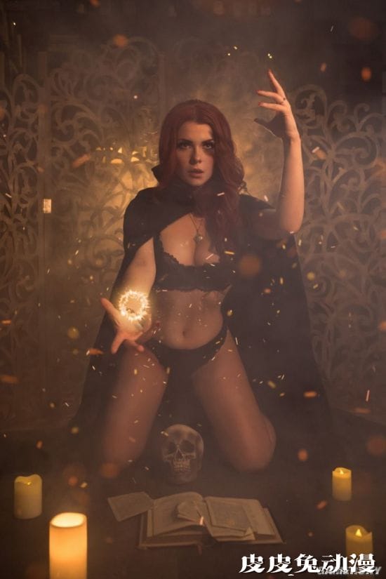 俄妹COS《巫师》和服希里 性感的深V女武士