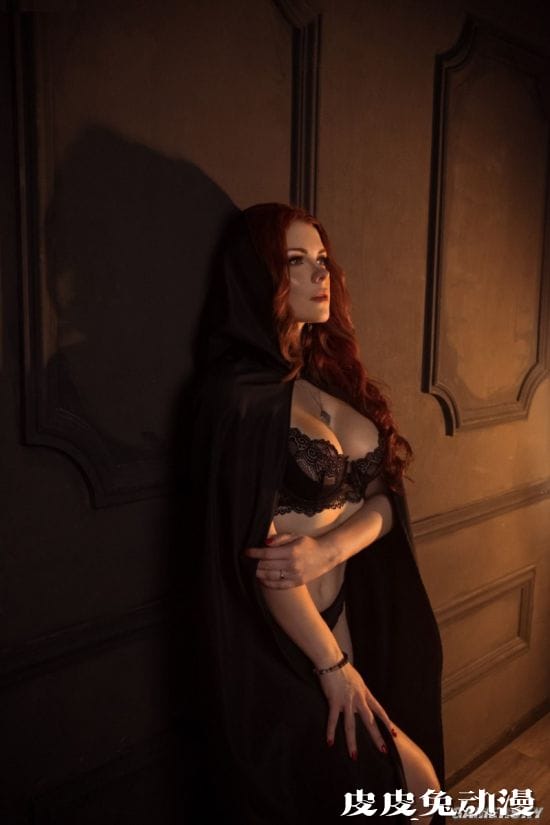 俄妹COS《巫师》和服希里 性感的深V女武士