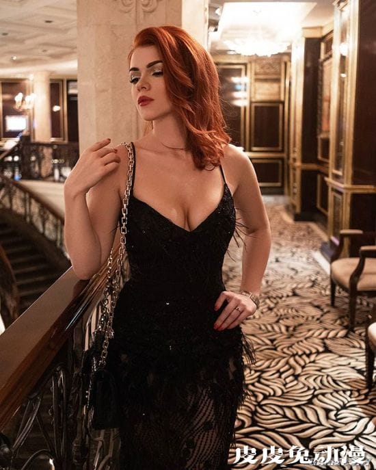 俄妹COS《巫师》和服希里 性感的深V女武士