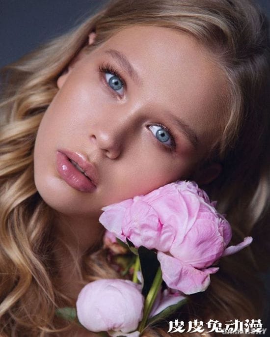 威胁突破上衣的冲击画面 以饱满为特色的俄罗斯网红