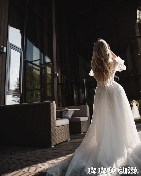 威胁突破上衣的冲击画面 以饱满为特色的俄罗斯网红