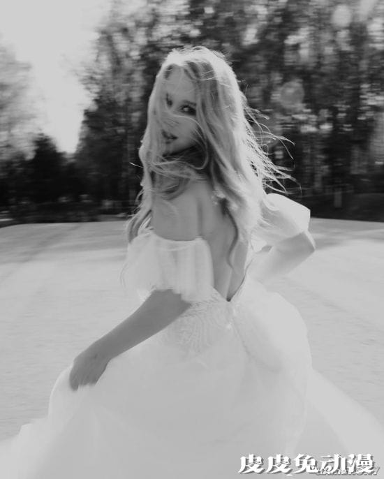 威胁突破上衣的冲击画面 以饱满为特色的俄罗斯网红