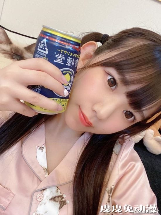 日本萝莉系写真女星进军Youtube 解答丰满身材的困扰