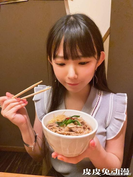 日本萝莉系写真女星进军Youtube 解答丰满身材的困扰