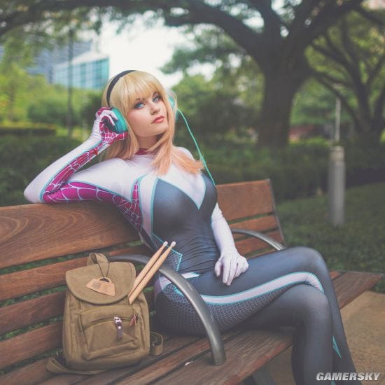 穿衣服秒变3D！身材销魂的美国Coser Blackberry