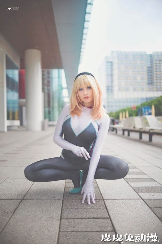 穿衣服秒变3D！身材销魂的美国Coser Blackberry