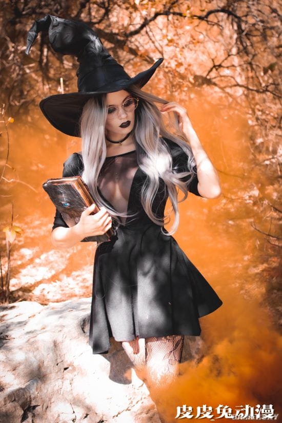 穿衣服秒变3D！身材销魂的美国Coser Blackberry