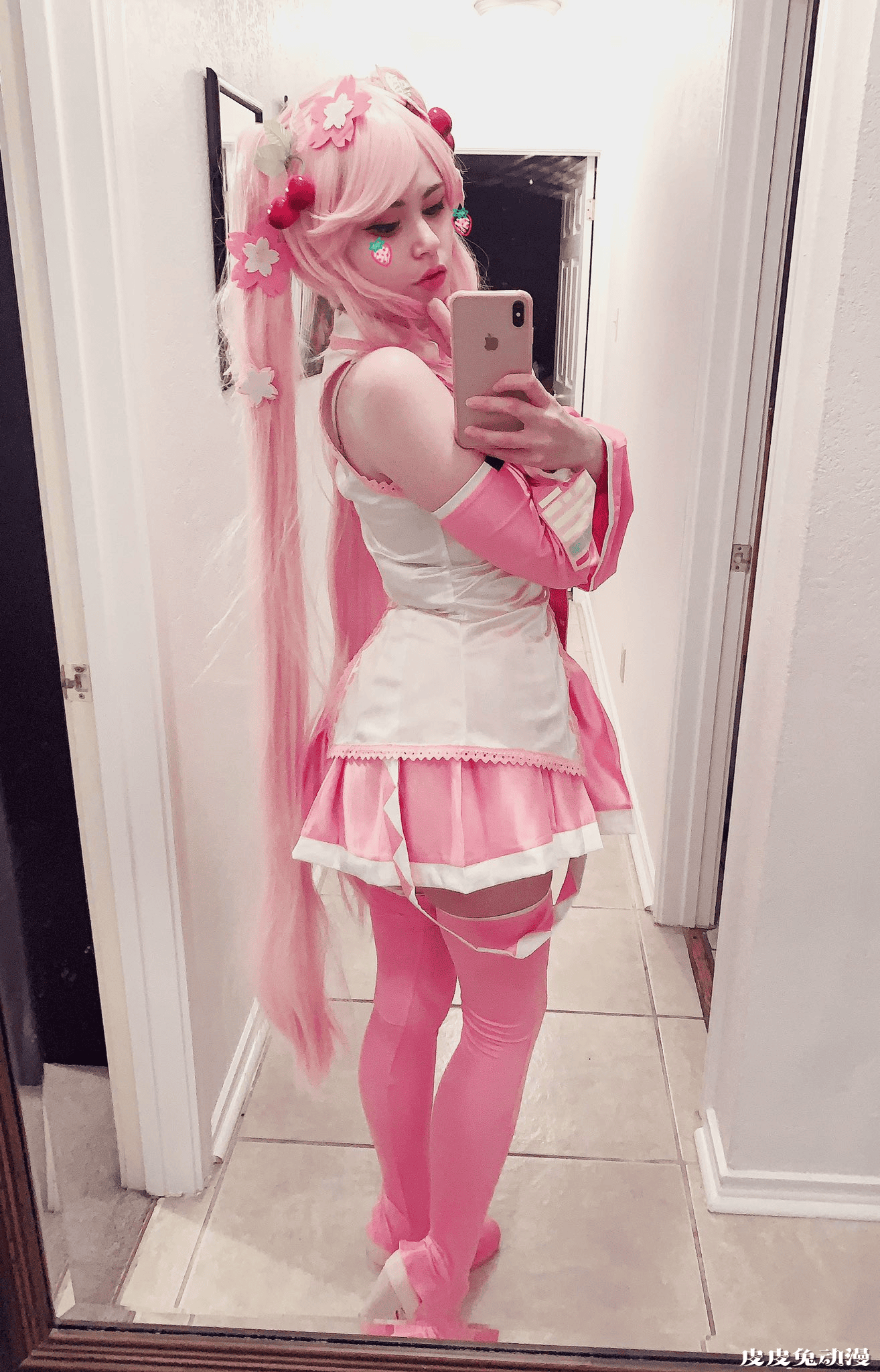 穿衣服秒变3D！身材销魂的美国Coser Blackberry