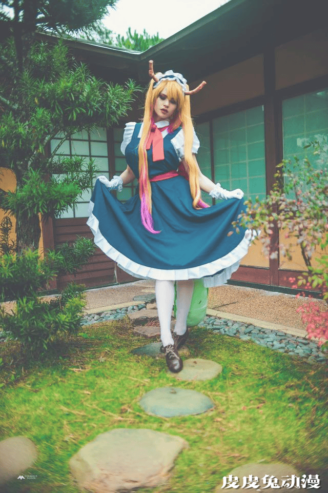 穿衣服秒变3D！身材销魂的美国Coser Blackberry