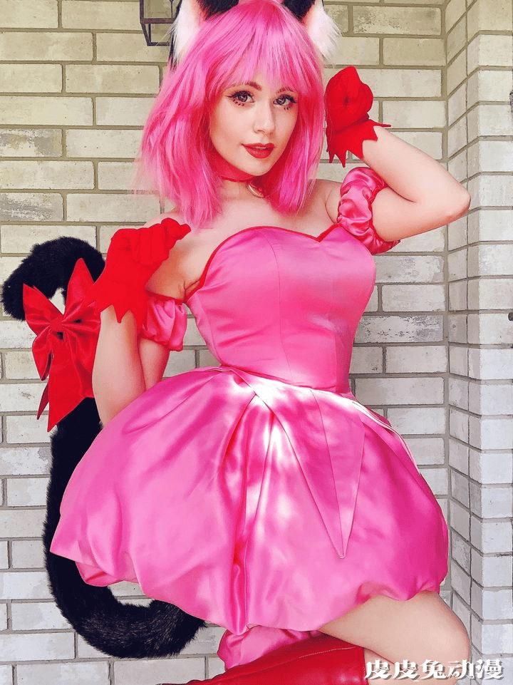 穿衣服秒变3D！身材销魂的美国Coser Blackberry