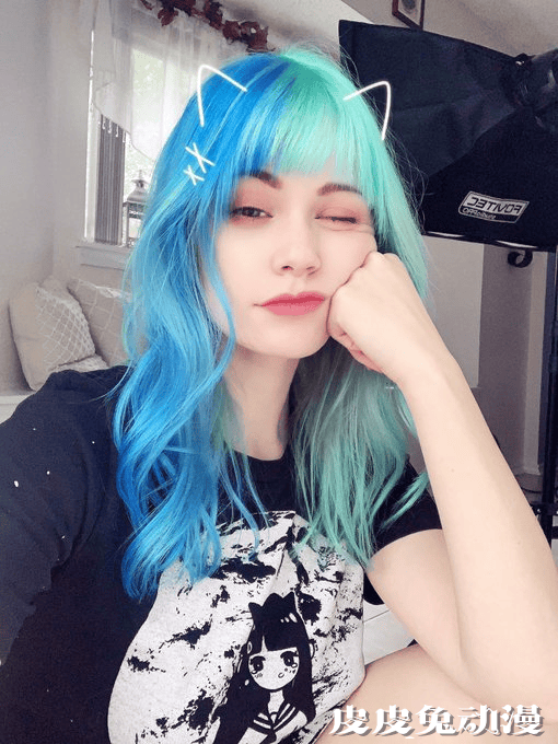 穿衣服秒变3D！身材销魂的美国Coser Blackberry