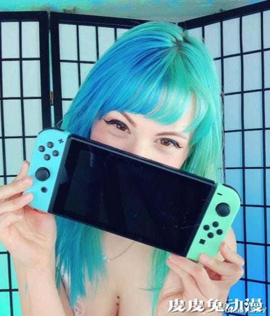 穿衣服秒变3D！身材销魂的美国Coser Blackberry