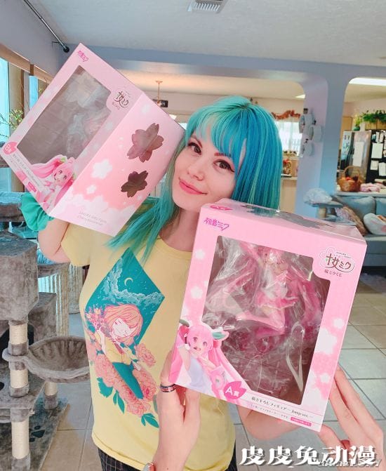 穿衣服秒变3D！身材销魂的美国Coser Blackberry