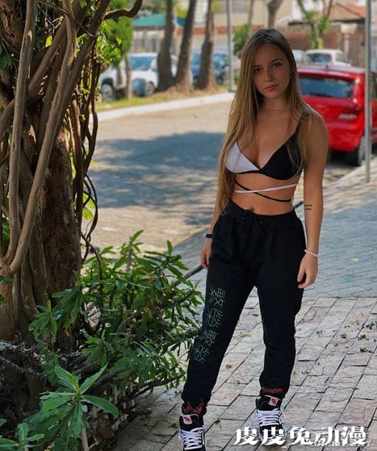 这身材有18岁？发育过度成熟的巴西美少女raphabonas