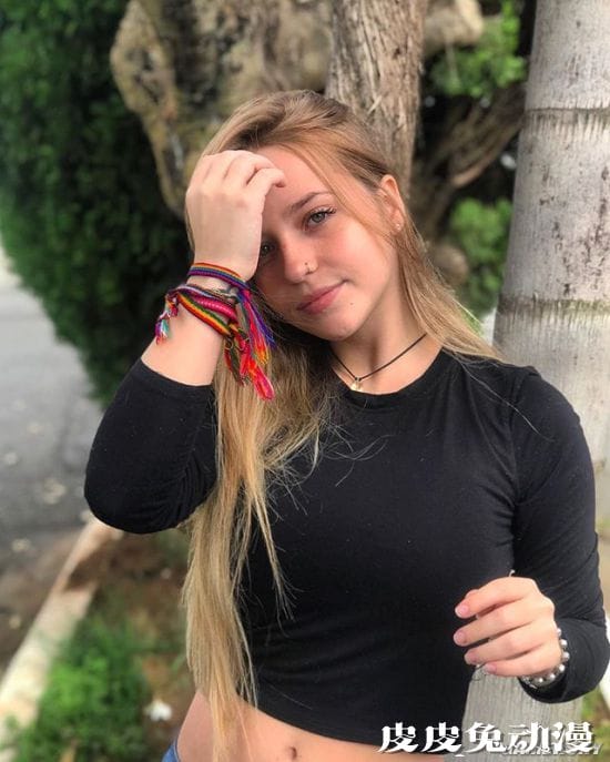 这身材有18岁？发育过度成熟的巴西美少女raphabonas