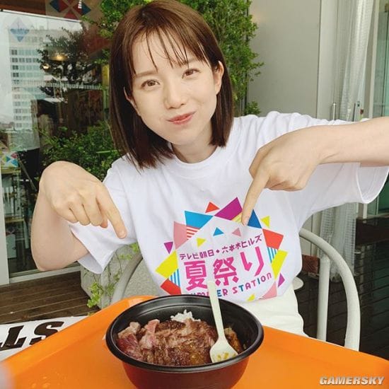 甜美姨母笑秒杀直男粉丝 日本顶级女主播弘中绫香