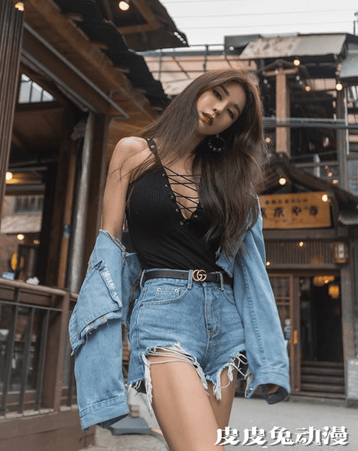 好身材随音乐一起舞动 赛车女郎转行的辣妹DJ SIENA