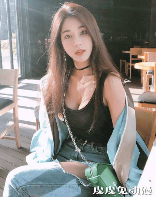 好身材随音乐一起舞动 赛车女郎转行的辣妹DJ SIENA