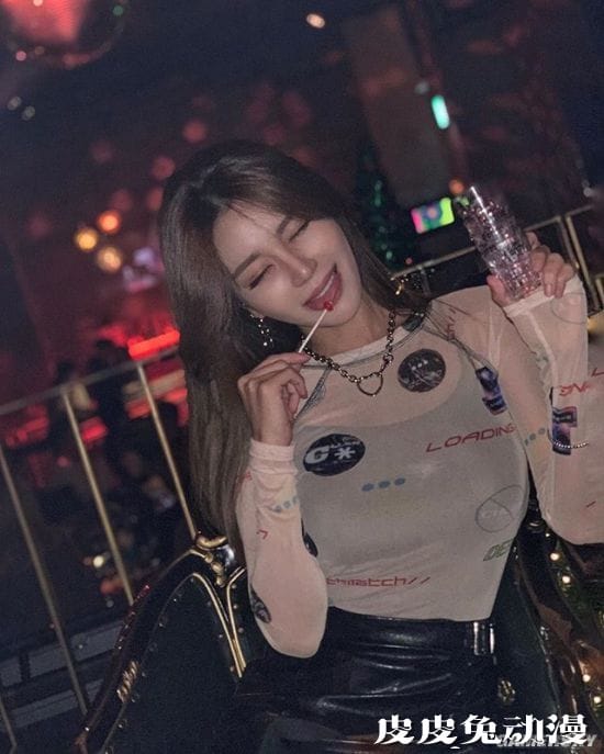 好身材随音乐一起舞动 赛车女郎转行的辣妹DJ SIENA