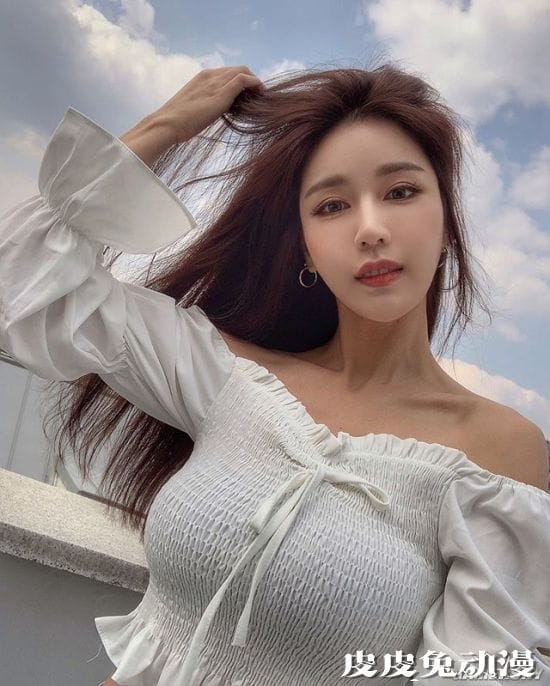 好身材随音乐一起舞动 赛车女郎转行的辣妹DJ SIENA