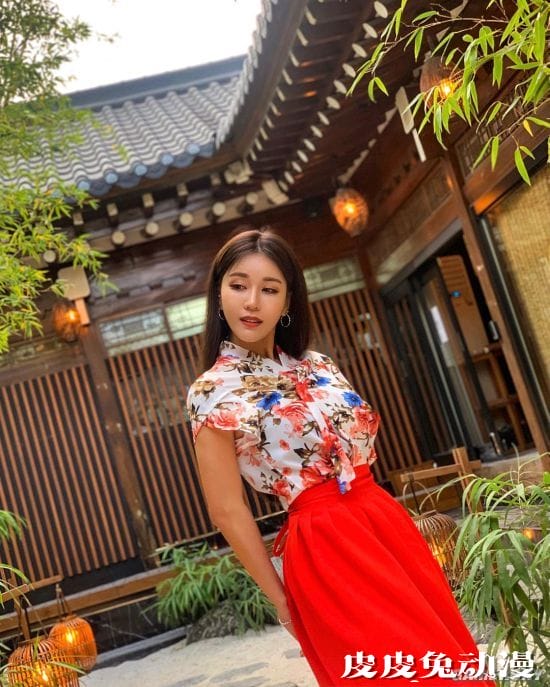 好身材随音乐一起舞动 赛车女郎转行的辣妹DJ SIENA