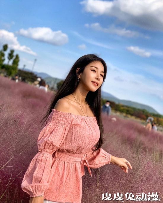 好身材随音乐一起舞动 赛车女郎转行的辣妹DJ SIENA