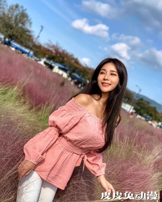 好身材随音乐一起舞动 赛车女郎转行的辣妹DJ SIENA