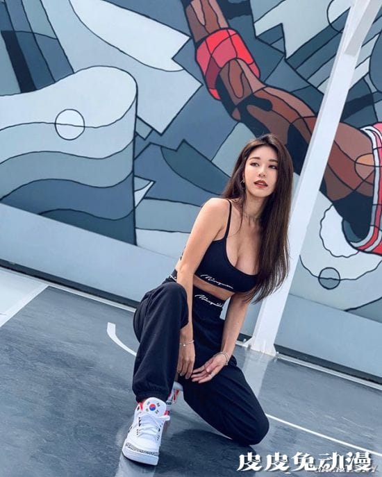 好身材随音乐一起舞动 赛车女郎转行的辣妹DJ SIENA