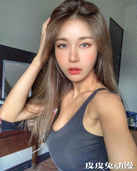 好身材随音乐一起舞动 赛车女郎转行的辣妹DJ SIENA