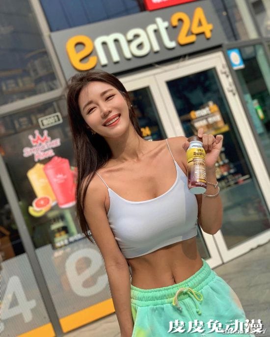 好身材随音乐一起舞动 赛车女郎转行的辣妹DJ SIENA