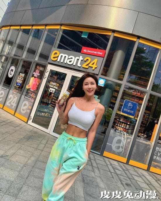 好身材随音乐一起舞动 赛车女郎转行的辣妹DJ SIENA