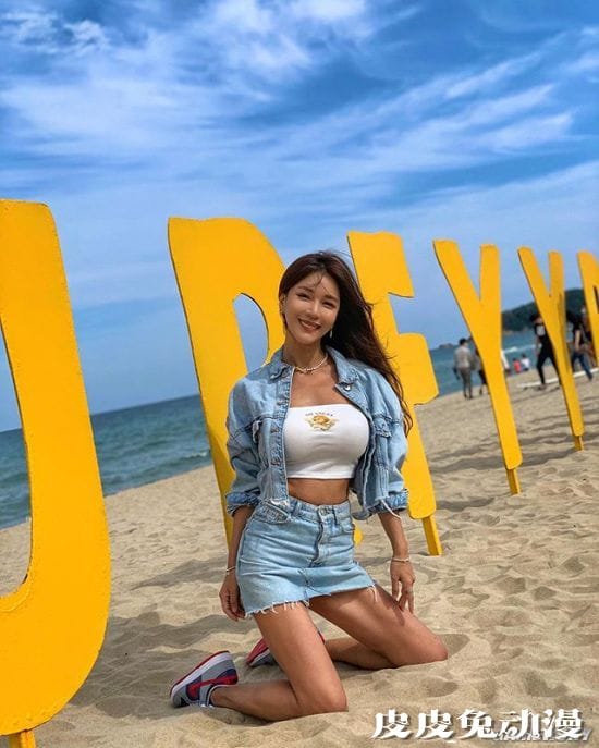 好身材随音乐一起舞动 赛车女郎转行的辣妹DJ SIENA