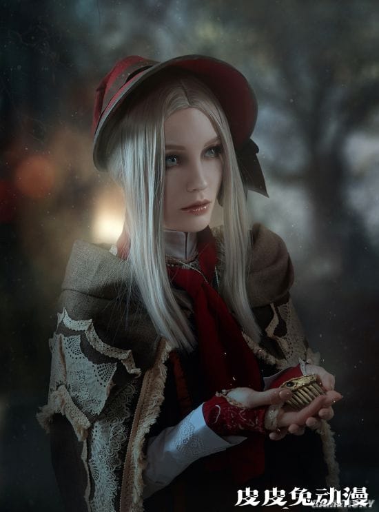 俄妹COS《血源》人偶妹子 精致娃娃脸完美还原