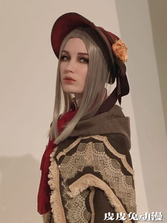 俄妹COS《血源》人偶妹子 精致娃娃脸完美还原