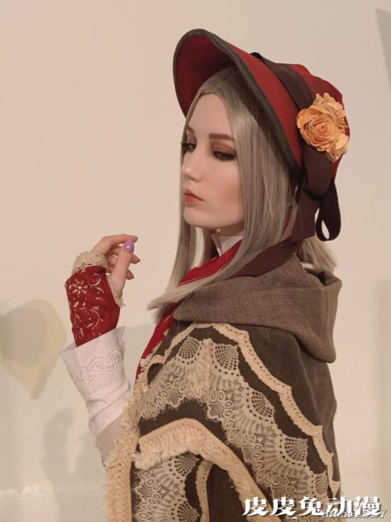 俄妹COS《血源》人偶妹子 精致娃娃脸完美还原